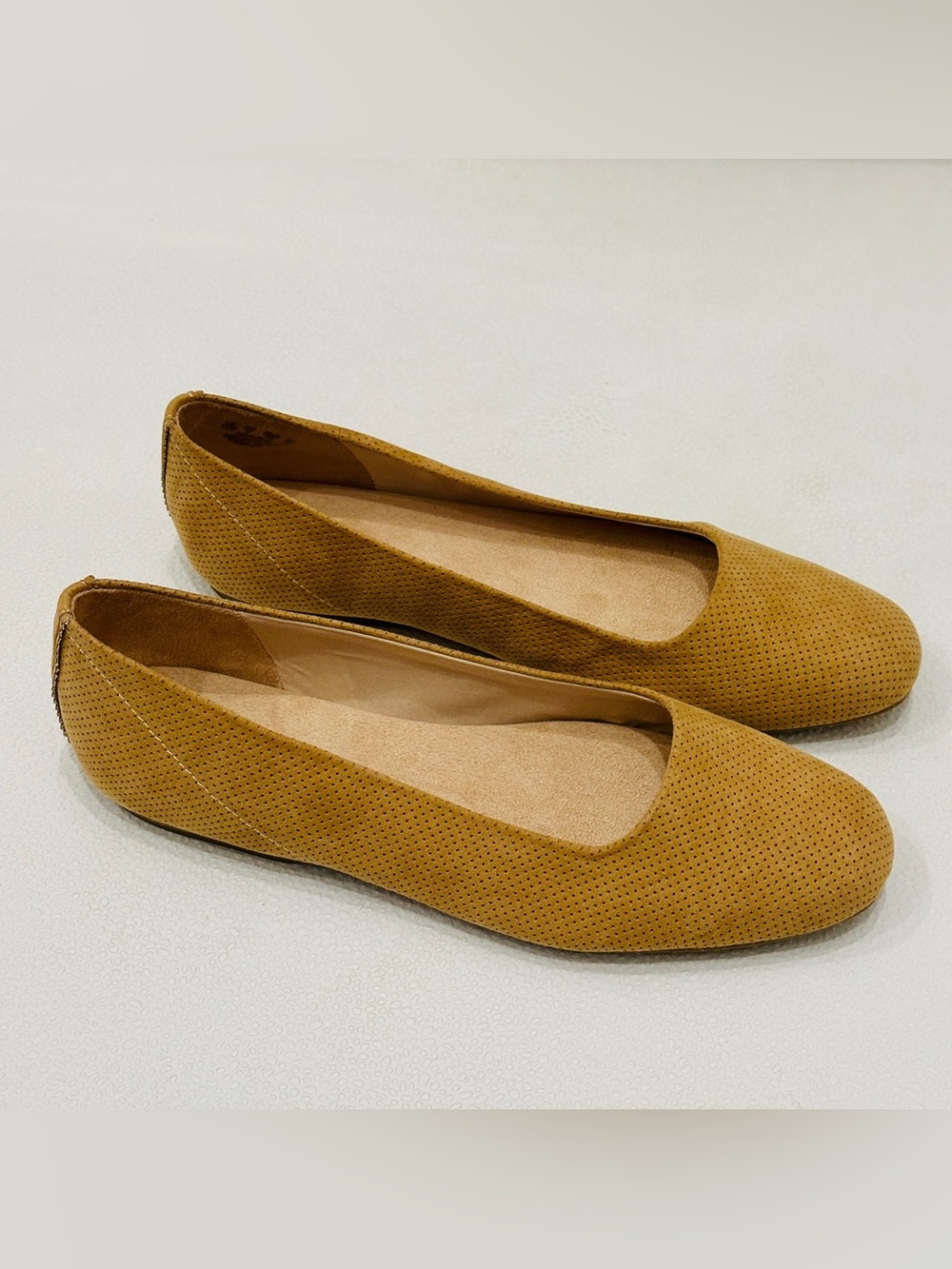 🤎Dr. Scholl's Mustard Perforated Suede Ballet Flats🌼 - Picture 3 of 12